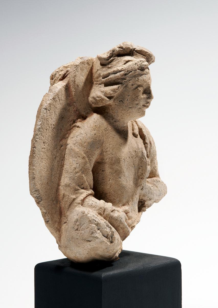 Sitzender Bodhisattva oder Gott mit Körperaureole (Fragment)
