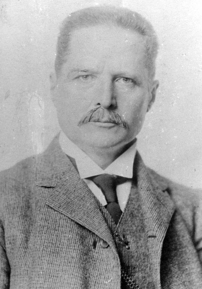 Portraitaufnahme von Dr. Hans Mayer