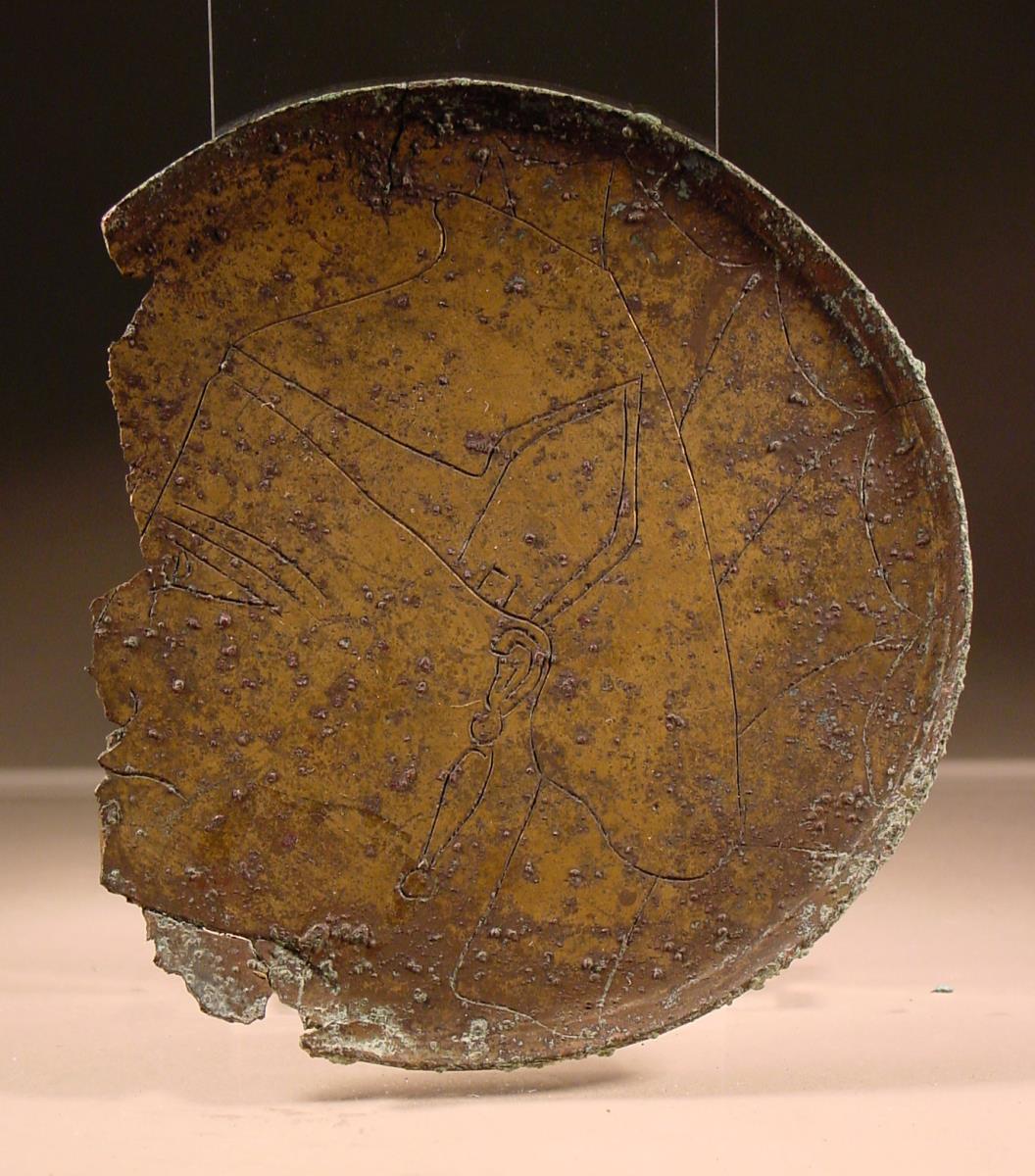 Etruskischer Spiegel (Fragment) mit Kopf mit phrygischer Mütze