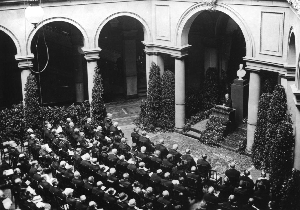 Wiedereröffnungsfeier im Lichthof des Museums für Völkerkunde; Ansprache des Ministers Becker