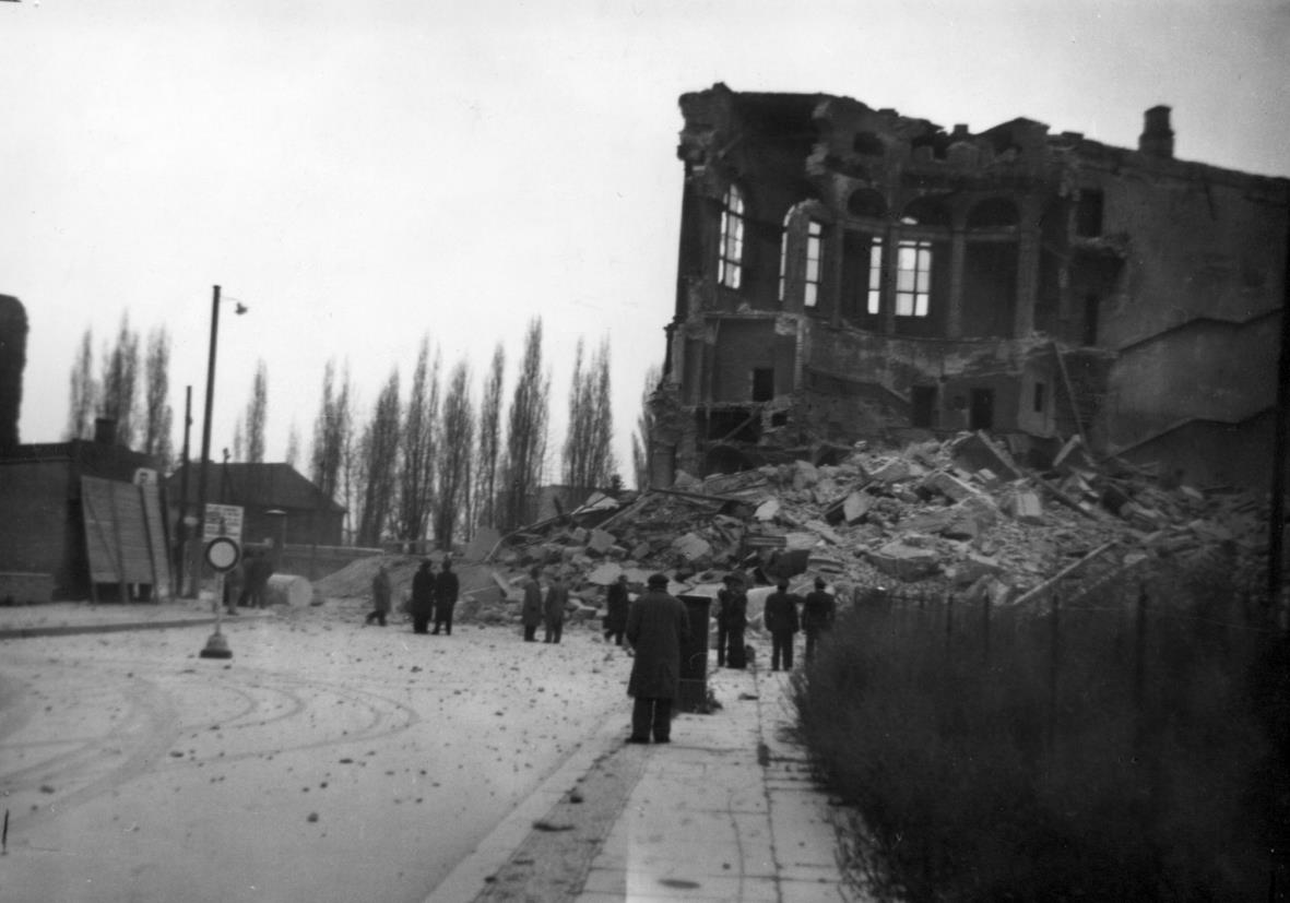 Museumsgebäude in der Stresemannstraße während der Sprengung 1961