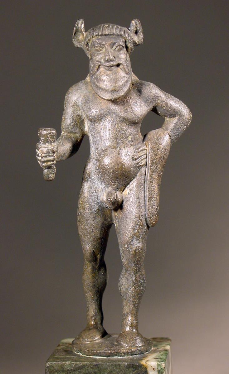 Kandelaberbekrönung (?). Statuette eines Satyrs mit Trinkhorn