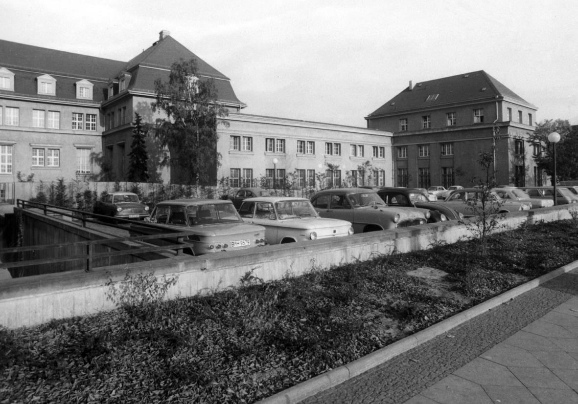 Ansicht Museumsgebäude Altbau mit Parkplatz, Fabeckstrasse