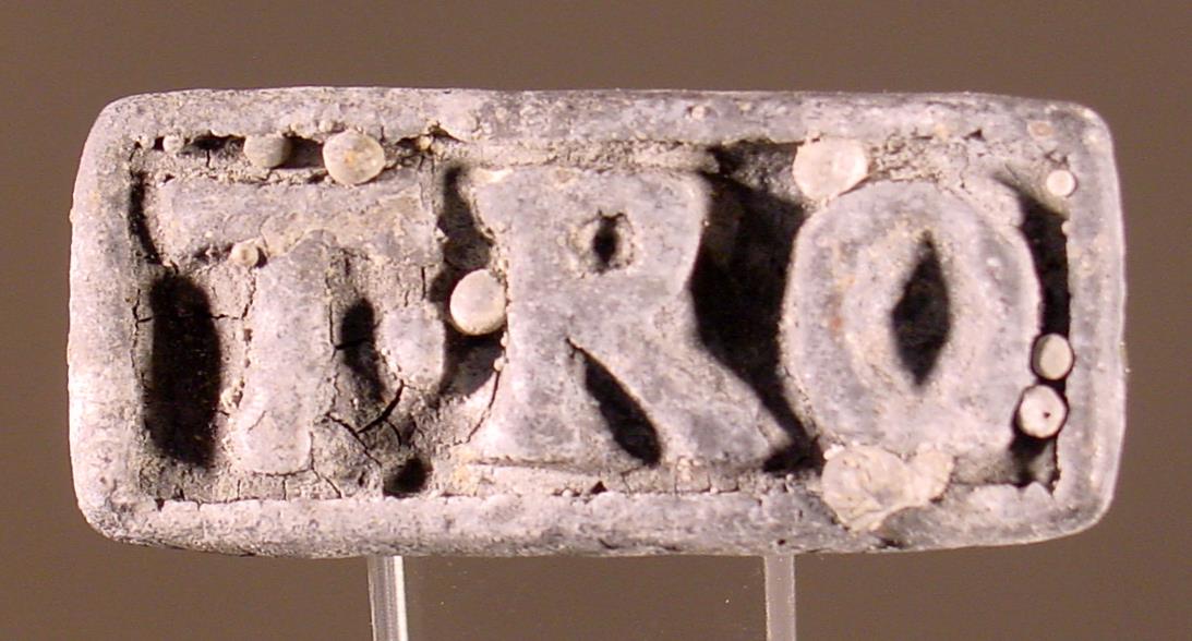 Stempel mit Inschrift T.RO und Siegelring mit Zweig oder Ähre