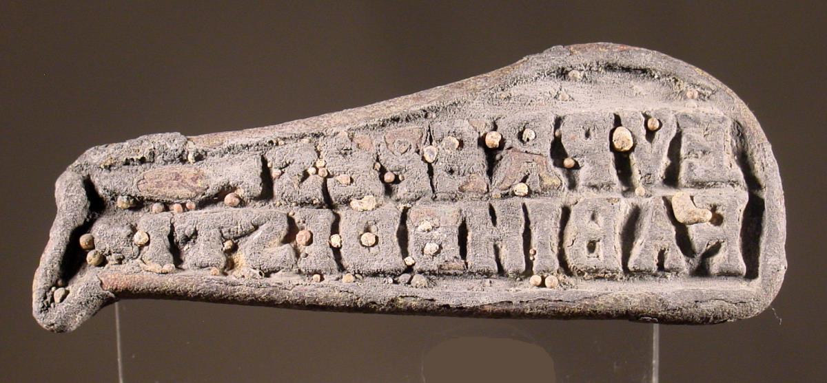 Stempel in Form eines menschlichen Unterschenkels mit kleinem Fuβ, Inschrift: EVPREPES / FABI HEDISTI