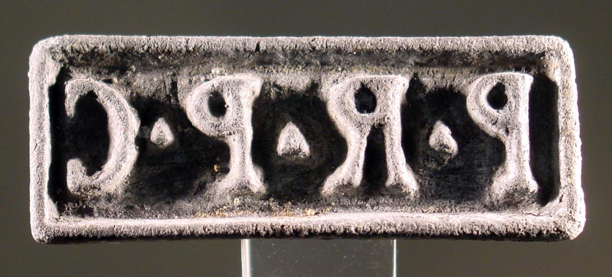 Stempel mit Inschrift P.R.P.C. und Siegelring mit VIII