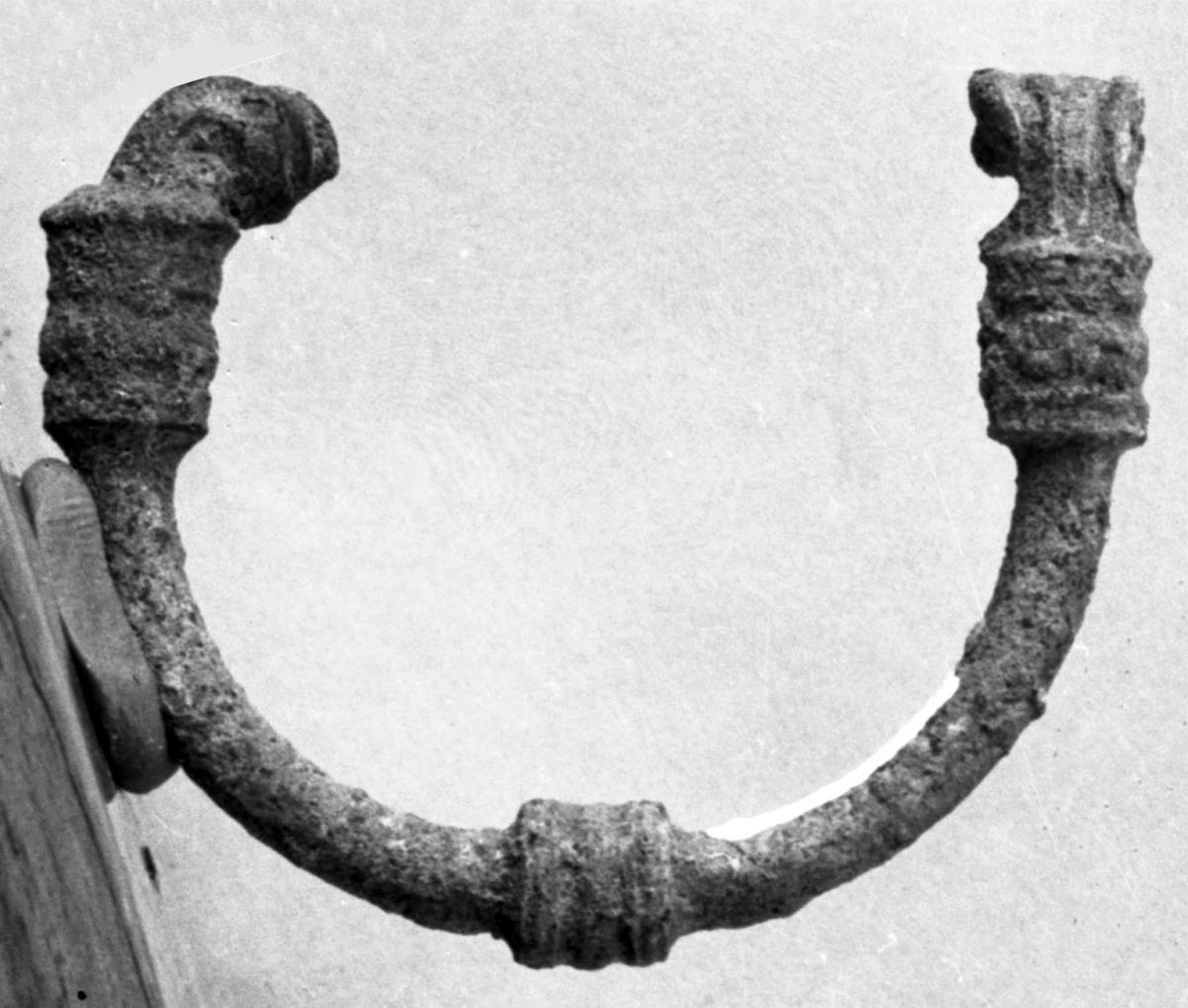 Fibel mit ringsherum profiliertem Knoten