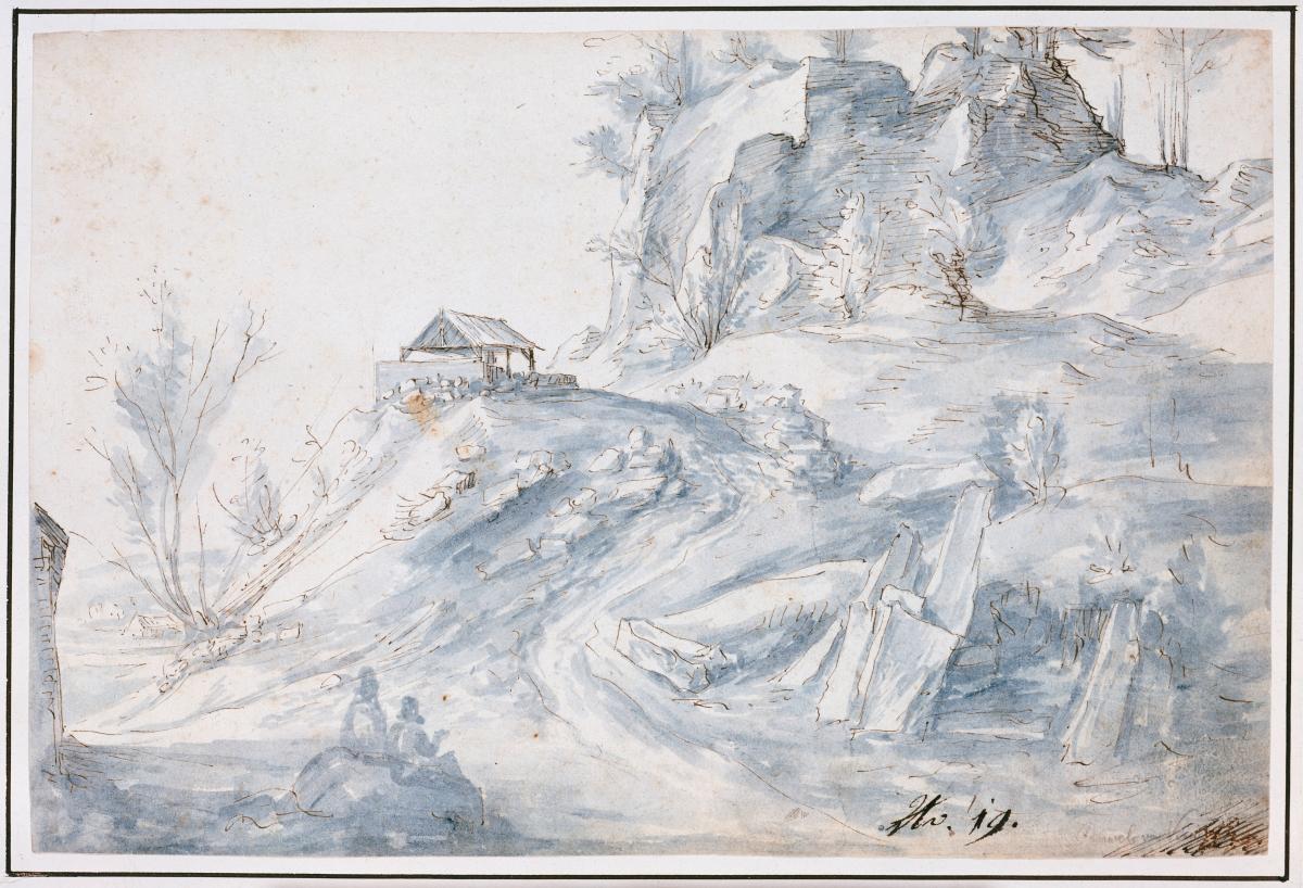 In Absätzen nach rechts ansteigender Berg, in der Mitte eine Hütte