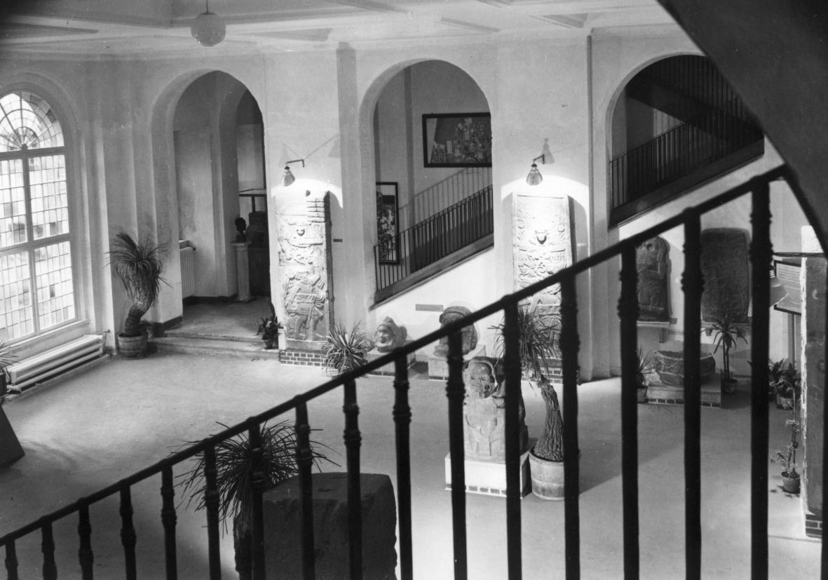 Ausstellungsraum Amerikanische Archäologie: Blick in die Eingangshalle Arnimallee mit den Cotzumalhuapa Stelen