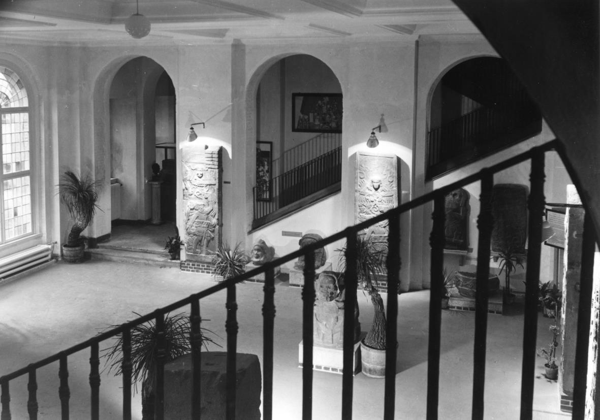 Ausstellungsraum Amerikanische Archäologie: Blick in die Eingangshalle Arnimallee mit den Cotzumalhuapa Stelen