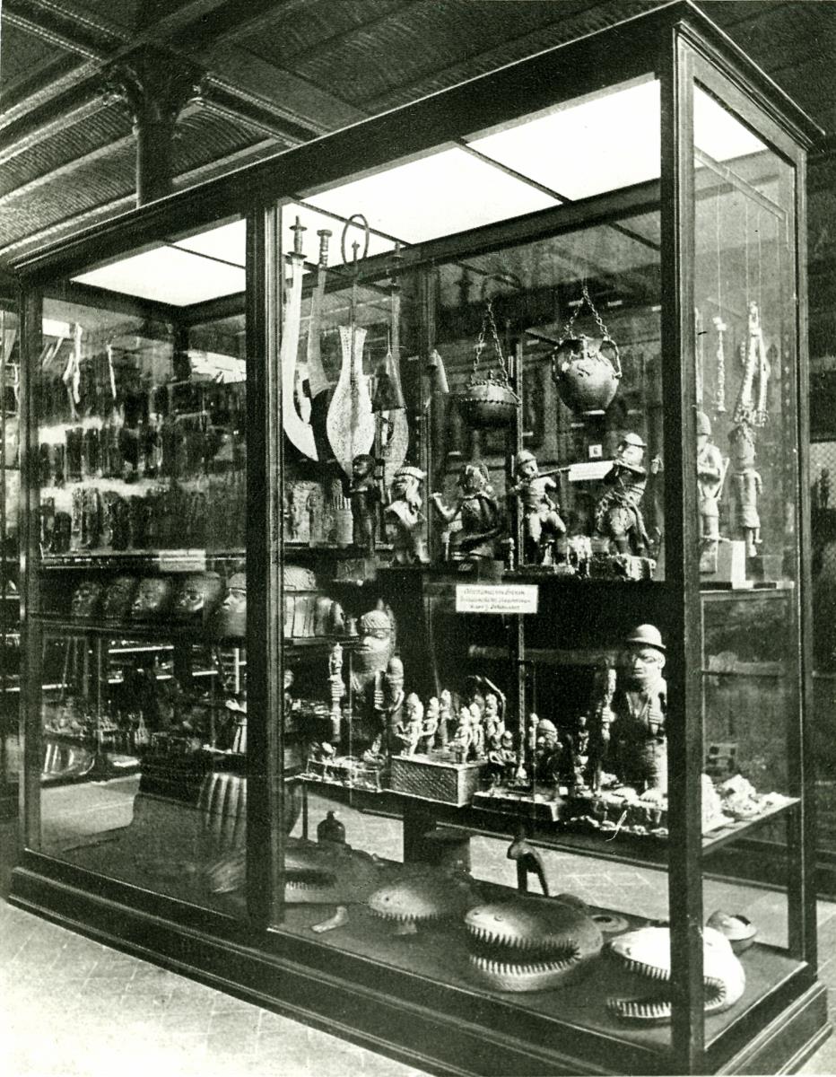 Ausstellungsvitrine der Abteilung Afrika mit Objekten aus Benin im Museum für Völkerkunde
