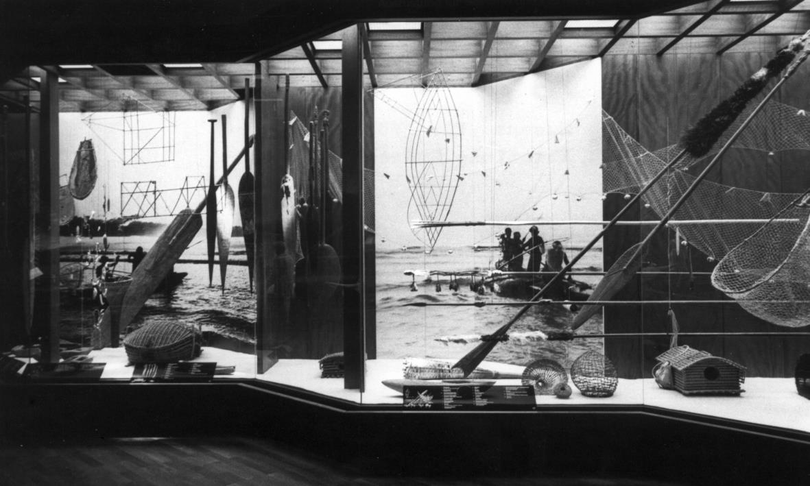 Ausstellung der Abteilung Südsee im Neubau, Erdgeschoss: Teil der vergleichenden Schau "Ausrüstung zu Seefahrt und Fischfang"