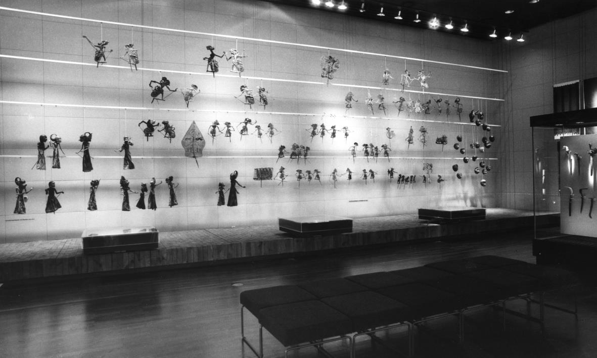 Freihängende Schattenspielfiguren und Masken aus Java im Bauteil 2 A der Ausstellung Südasien