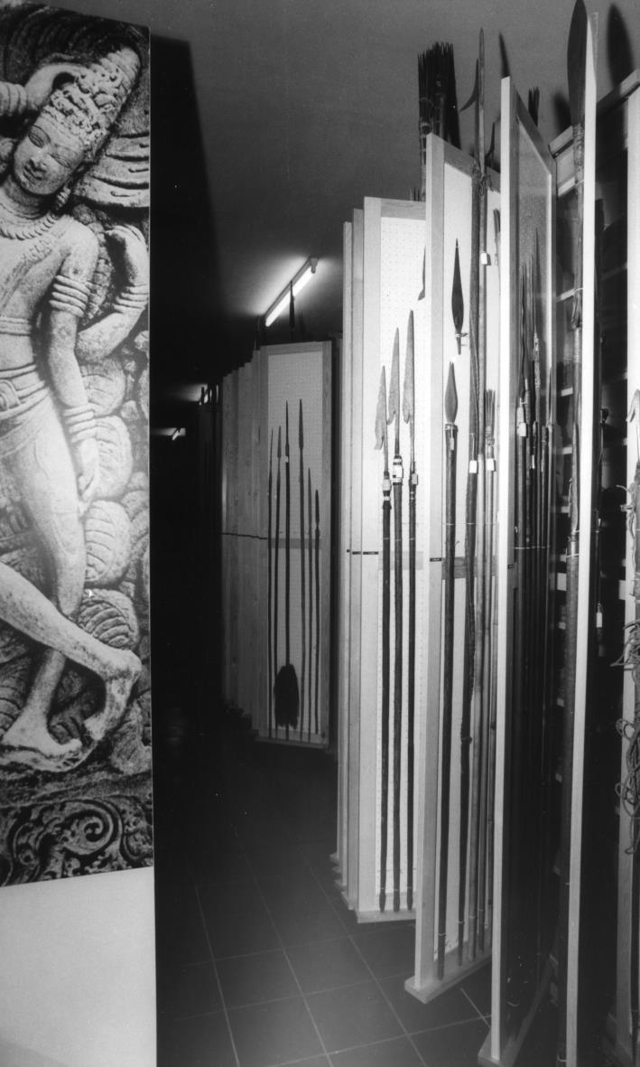 Die indonesischen Speere sind in der Studiensammlung der Abteilung Südasien 1973 auf bewegbaren Lochplatten an den Stirnseiten von Schränken untergebracht
