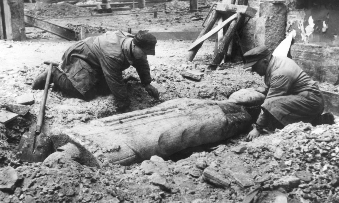 Abteilung Ostasien; Bergung einer altchinesischen Marmorplastik aus den Trümmern 1945