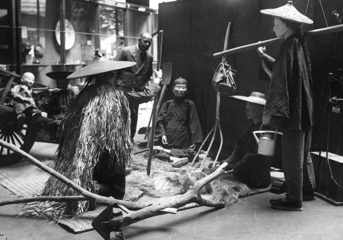 Abteilung Ostasien; Ausstellung 1926 - 1945, Chinesische Bauern mit ihrem Ackergerät