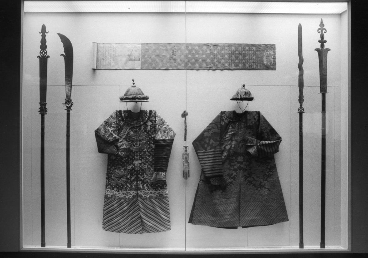Abteilung Ostasien; Ausstellung 1973, China Mandschurische Beamtentrachten