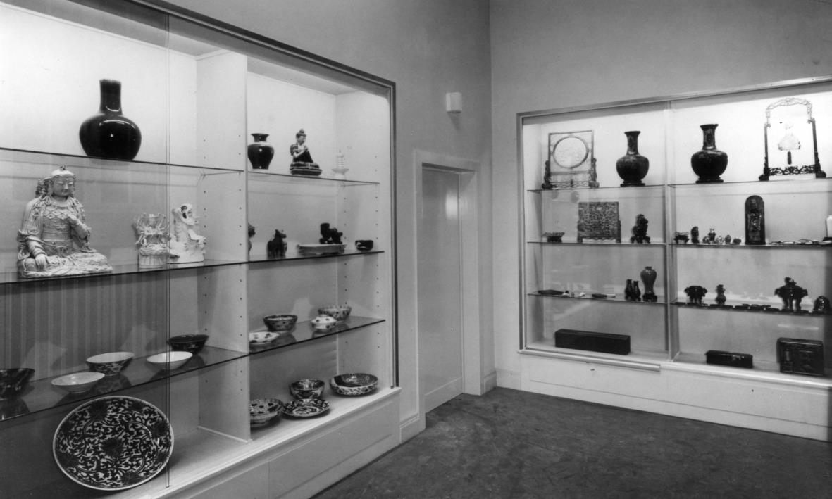 Abteilung Ostasien; Ausstellung 1952-1968, Vitrinen mit Keramik aus China und Korea
