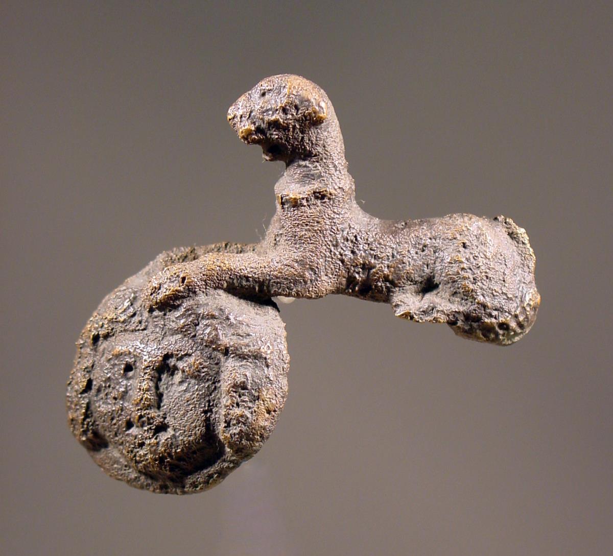 Fragment eines Jochbeschlags: Panther legt seine Tatze auf eine Scheibe mit Maske