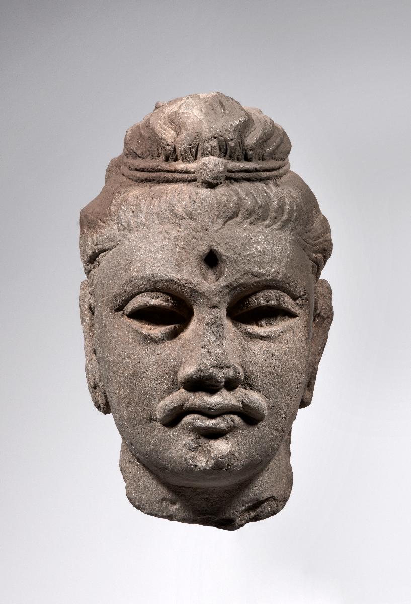 Kopf eines Buddha mit Schmuckband um Ushnisha und Schnurrbart