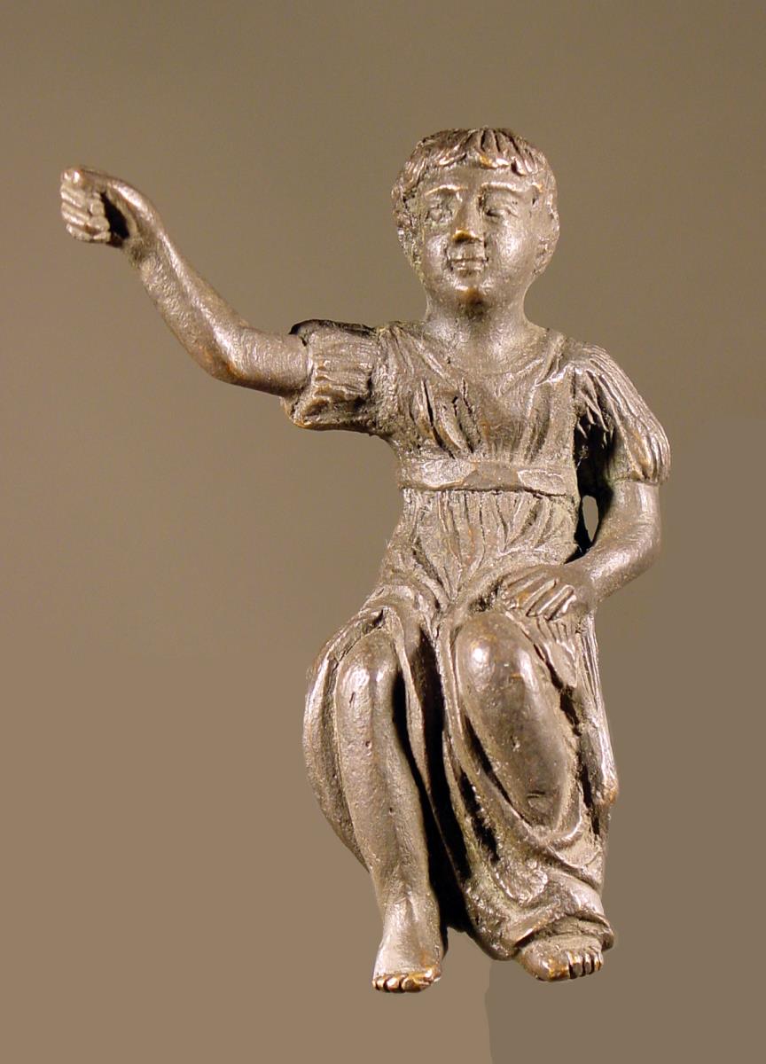 Sitzende Knabenfigur, mit einem geschlitzten, langen Chiton bekleidet, die Rechte erhoben (modern)