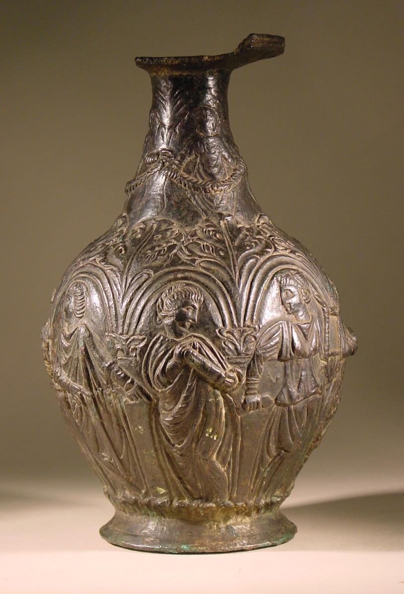Krug mit Musenreliefs