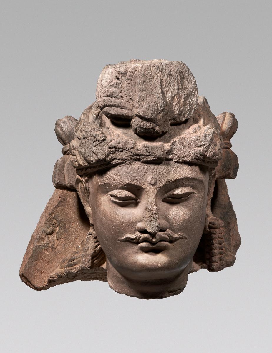 Kopf eines Bodhisattva mit Turban und Schnurrbart