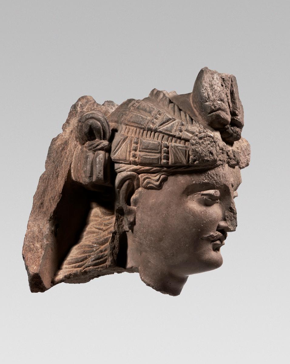 Kopf eines Bodhisattva mit Turban und Schnurrbart