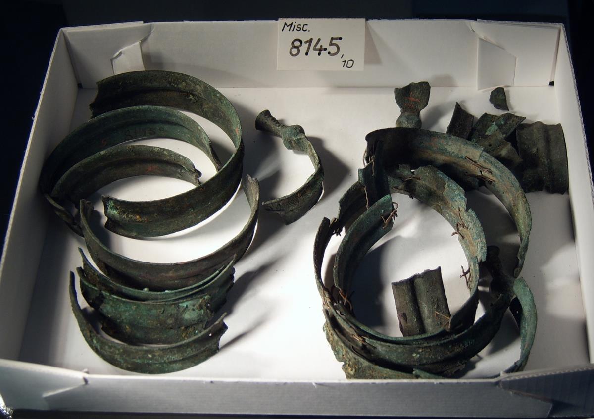 "Zwei zerbrochene grosse Armbänder"