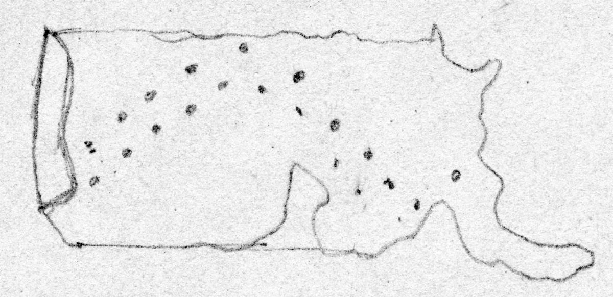 Fragment eines Diadems (?) aus dünnem Blech. Als Verzierung sind kleine Punkte in zwei Reihen eingetrieben, die wellenförmig angeordnet gewesen zu sein scheinen