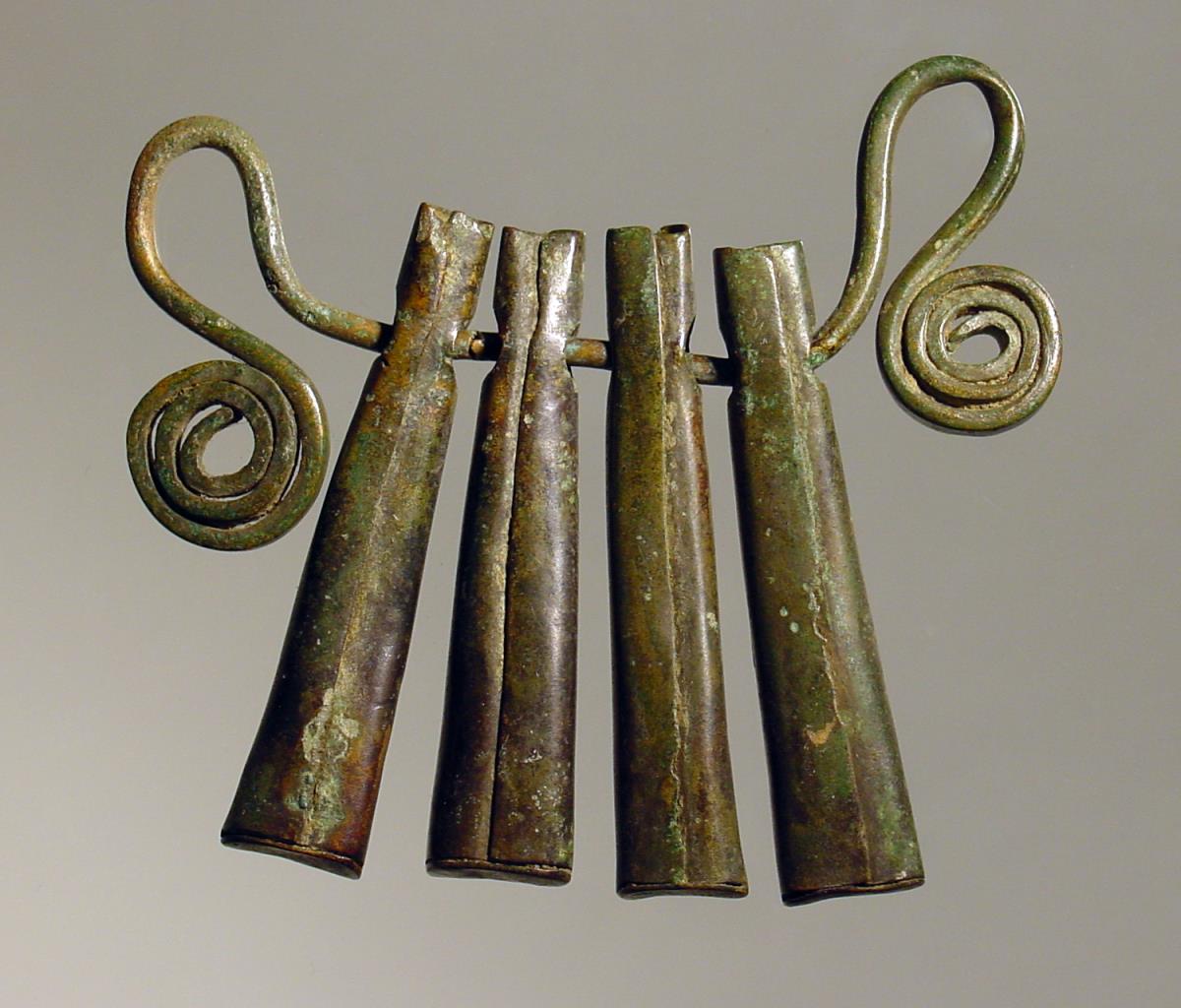 Spiraldraht mit vier hohlen, kegelförmigen Anhängern