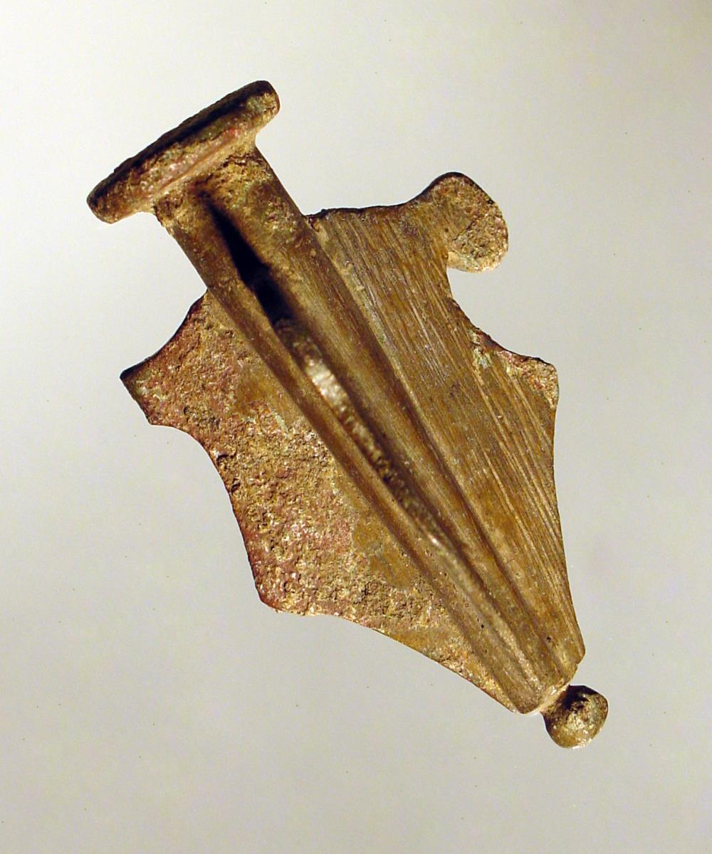 Bekrönung eines Stabes, in Form einer Spitze mit drei Flügeln, vielleicht von einem Feldzeichen (eher ein Lanzenschuh/Sauroter)