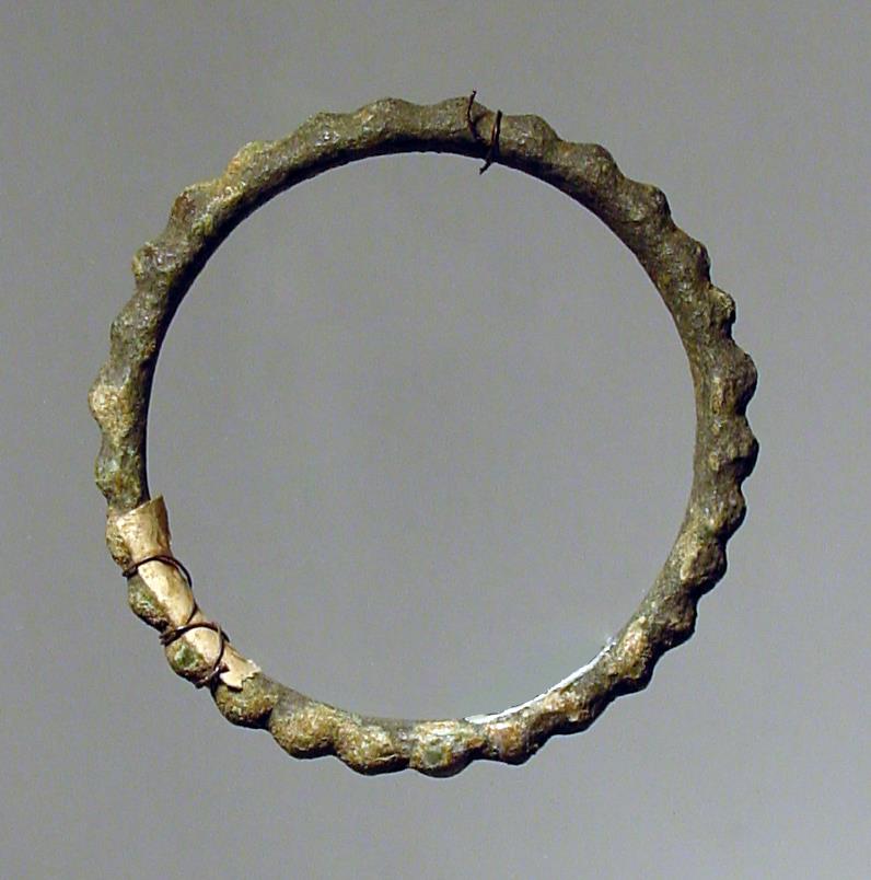 Ring, mit Buckeln verziert