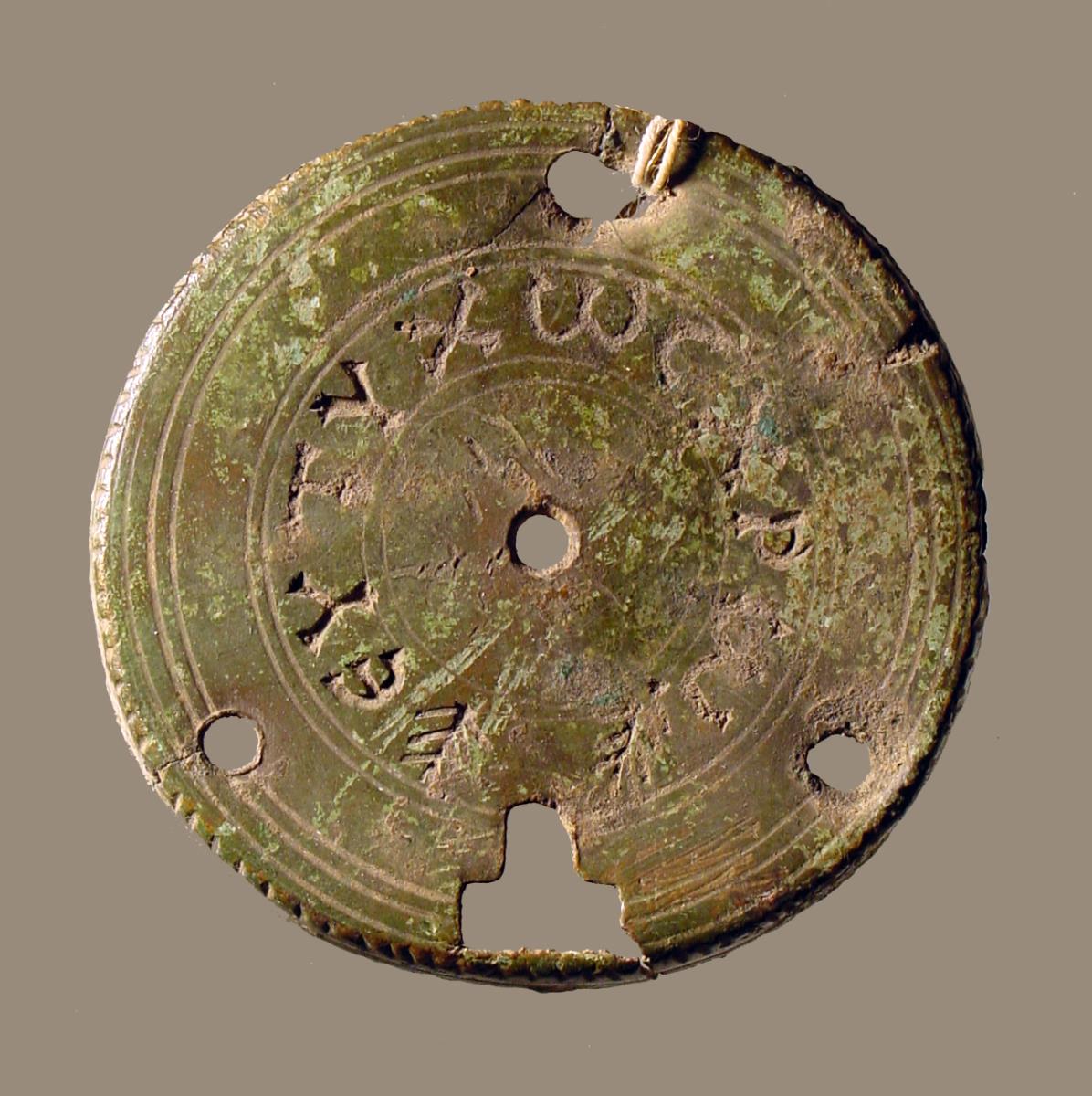 Deckel eines Vorhängeschlosses mit griechischer Inschrift ΕΥΤΥΧΩC ΧΡΩ
