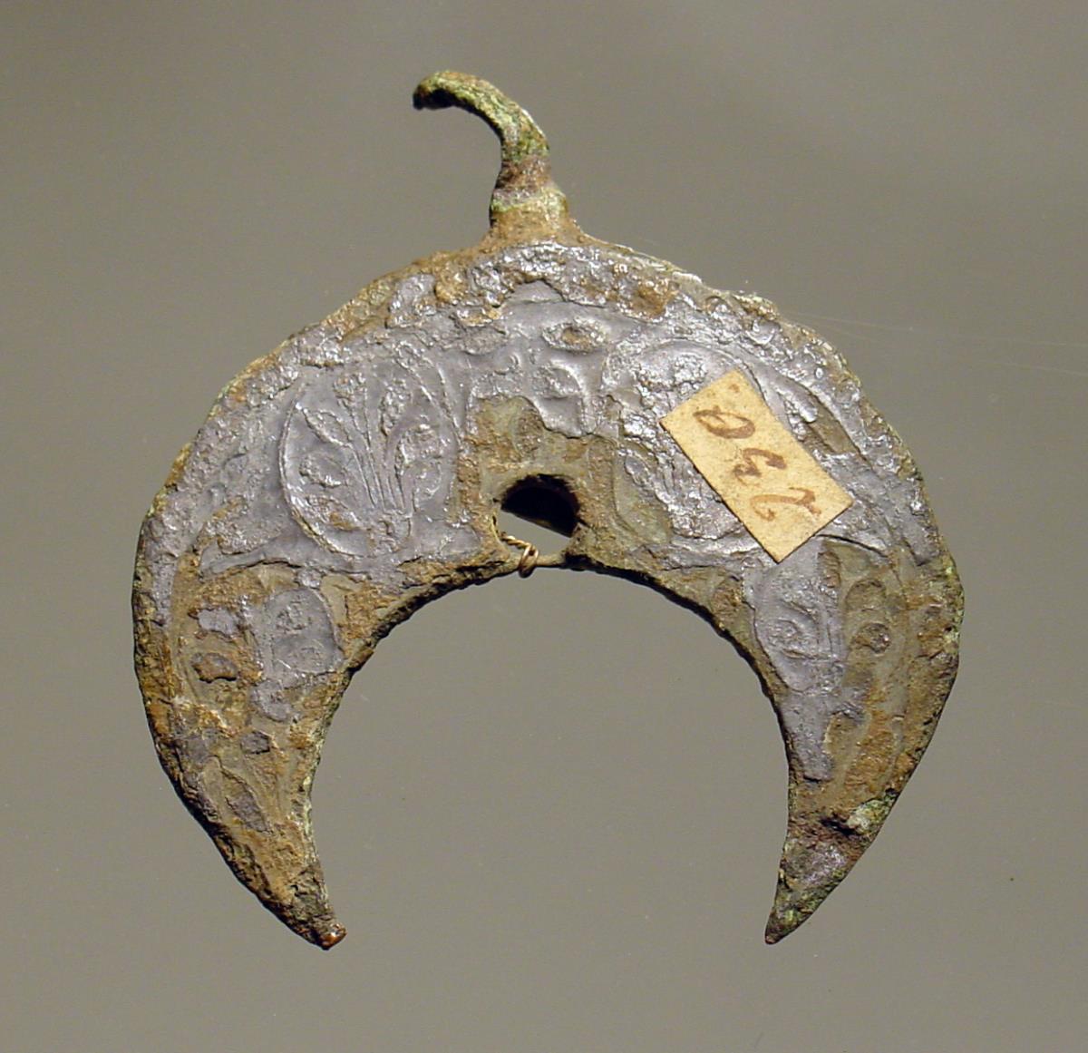 Sichelförmiger Anhänger (Lunulaanhänger)