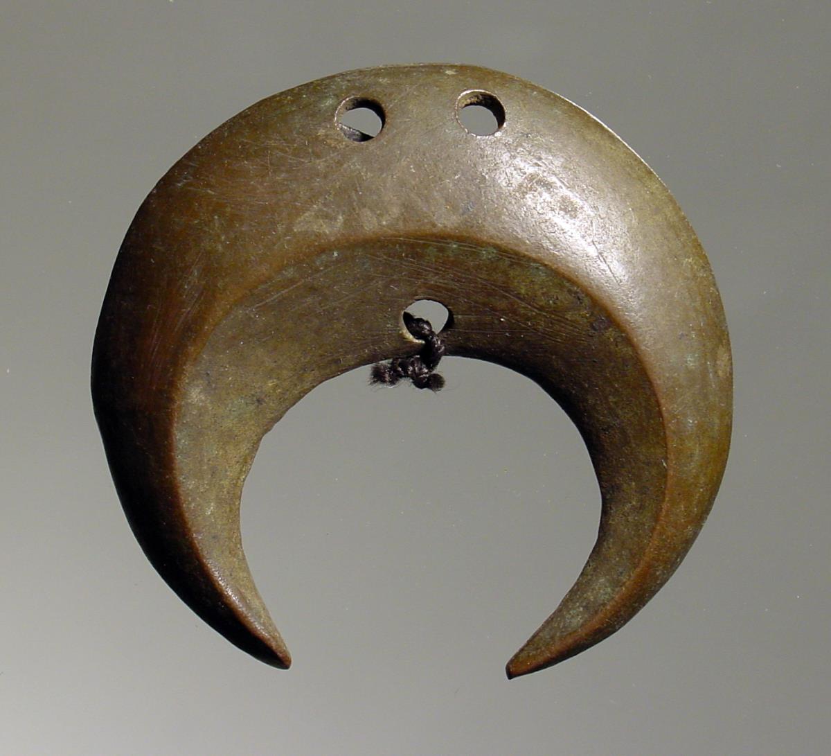 Sichelförmiger Anhänger (Lunulaanhänger)