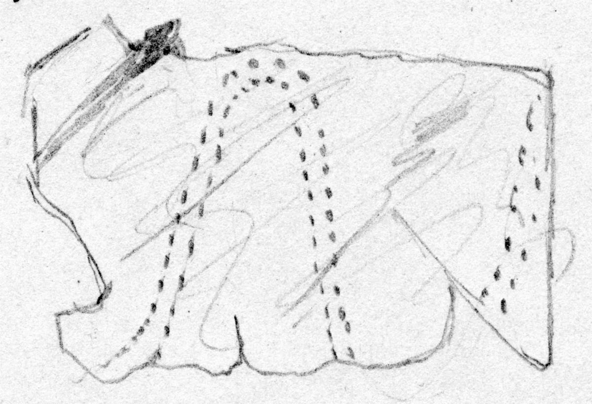Fünf kleine Blechfragmente von einem Diadem (?). Die Verzierung besteht in zwei in geringem Abstand parallel nebeneinanderlaufender steiler punktierter Wellenlinien