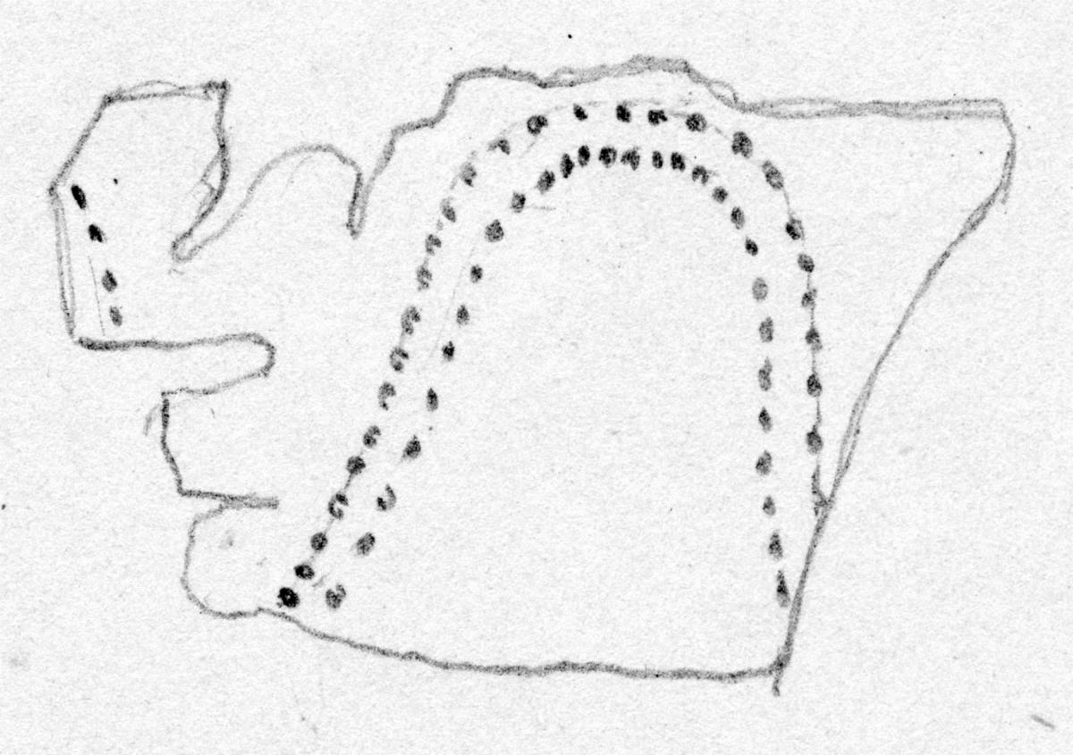 Drei kleine Blechfragmente von einem Diadem (?). Die Verzierung besteht in zwei in geringem Abstande parallel nebeneinanderher laufender steiler punktierter Wellenlinien