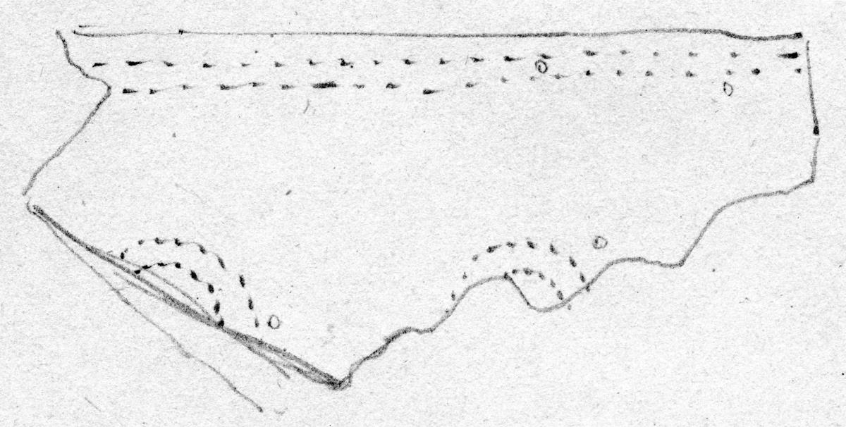 Blechfragment eines Diadems (?). Oberer oder unterer Rand. Am Rand verlaufen zwei parallele punktierte Linien, darunter Reste von Wellenornament. ...