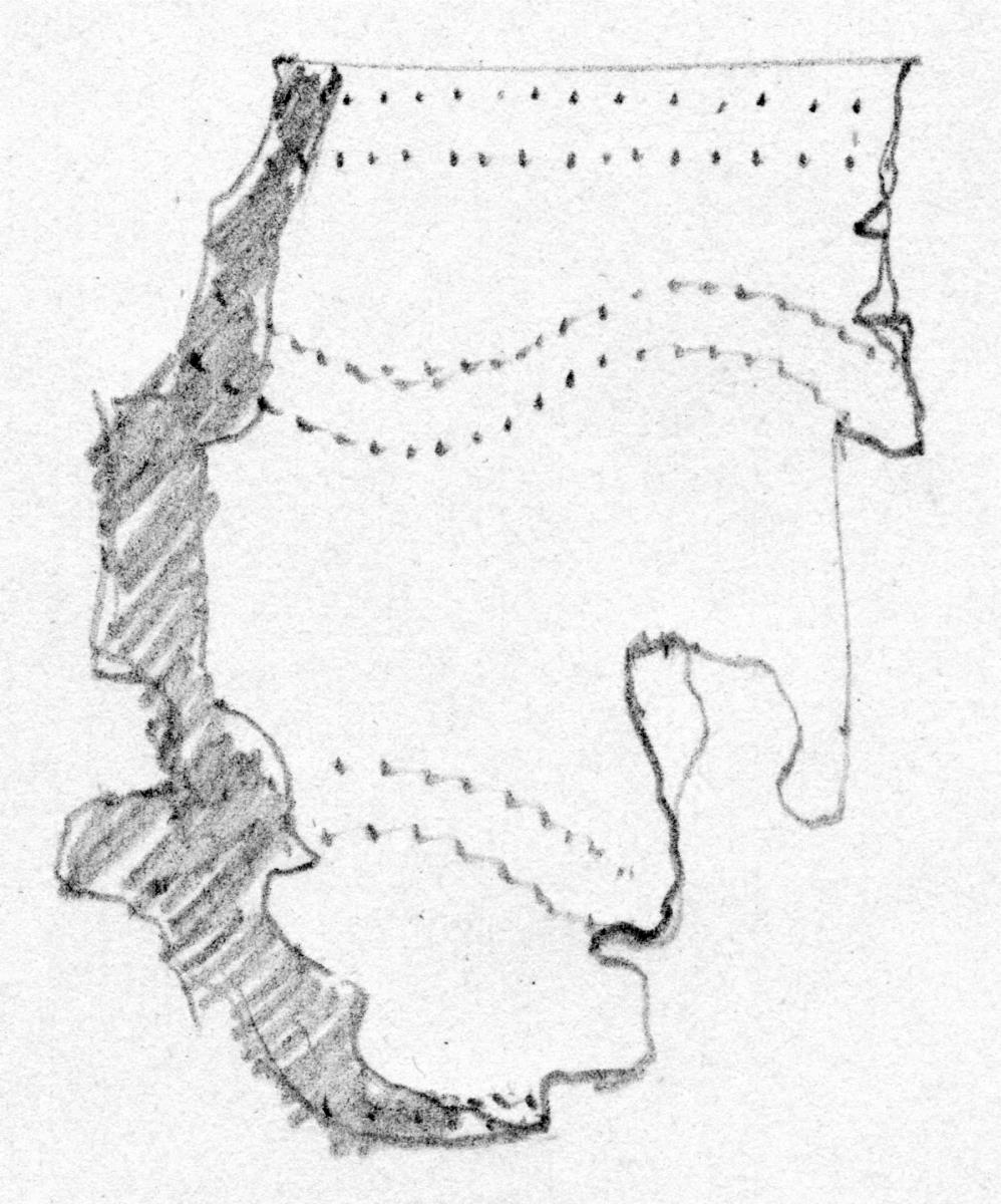 Drei Blechfragmente eines Diadems (?). An beiden Rändern laufen zwei parallele punktierte Linien entlang. Dazwischen zwei Wellen aus je zwei punktierten Linien. ...
