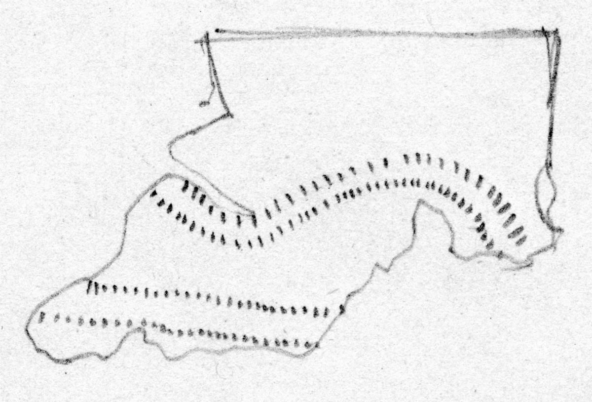 Zwei Blechfragmente eines Diadems (?). Von der Verzierung ist erhalten: zwei parallele punktierte Linien, darüber eine flache Welle aus punktierten parallelen Linien.