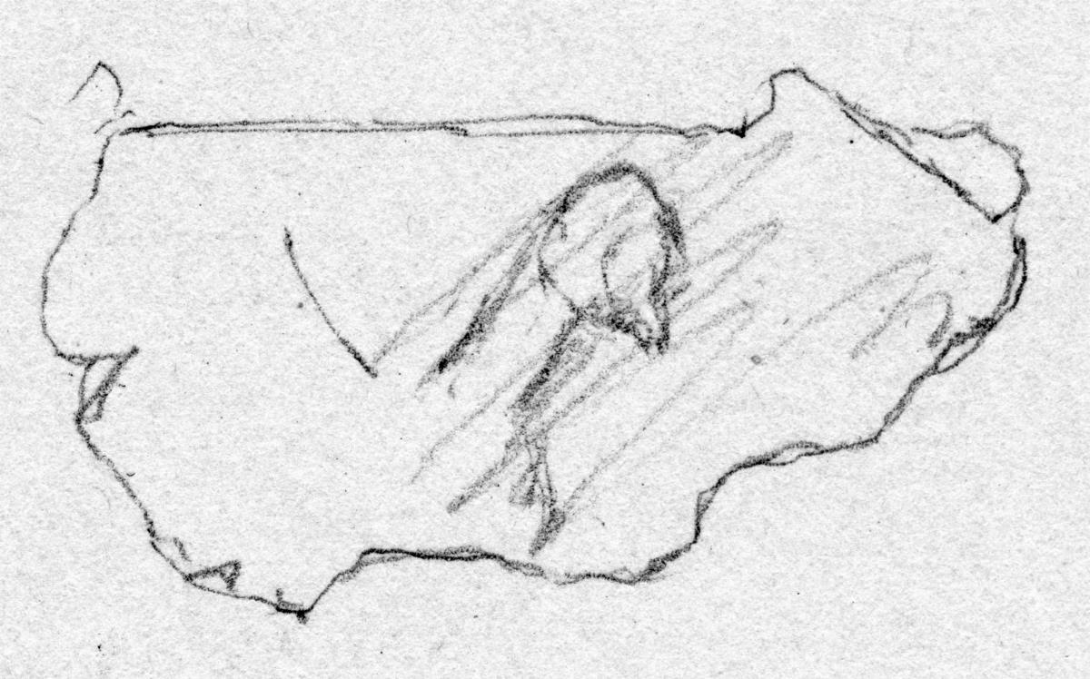 Kleines Fragment eines Blechs. Von der Darstellung erhalten ein Teil einer sitzenden Sphinx (?)