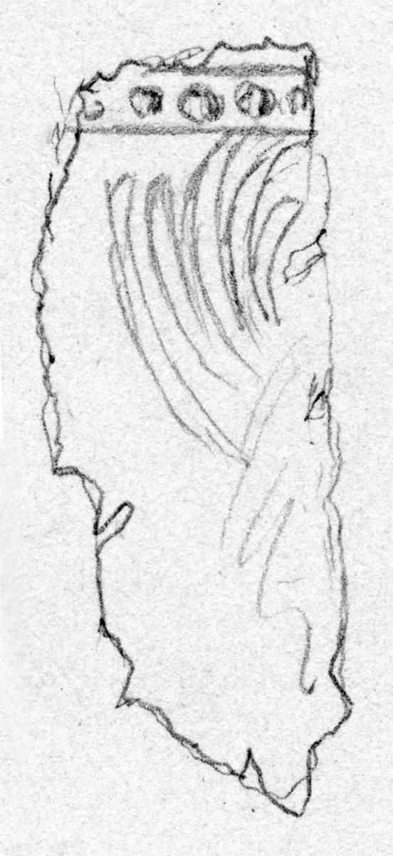 Kleines Fragment eines Blechs. Von der Darstellung ist erhalten ein Flügel, darüber eine Punktreihe.