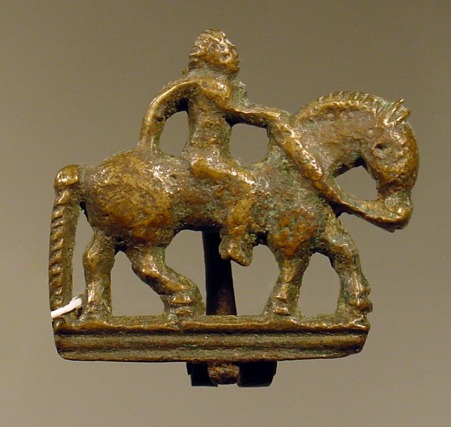 Fibel in Form eines Reiters zu Pferd