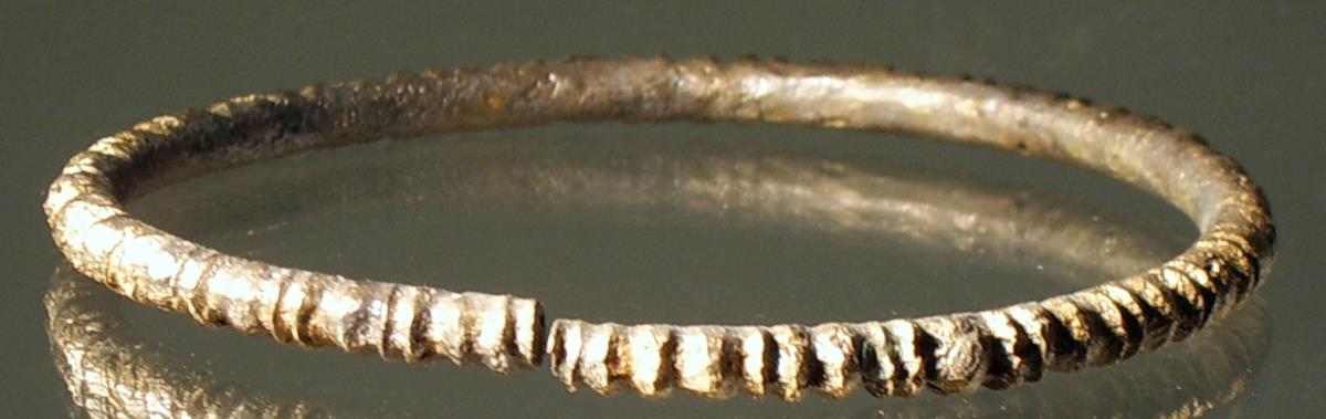 Ring geriefelt