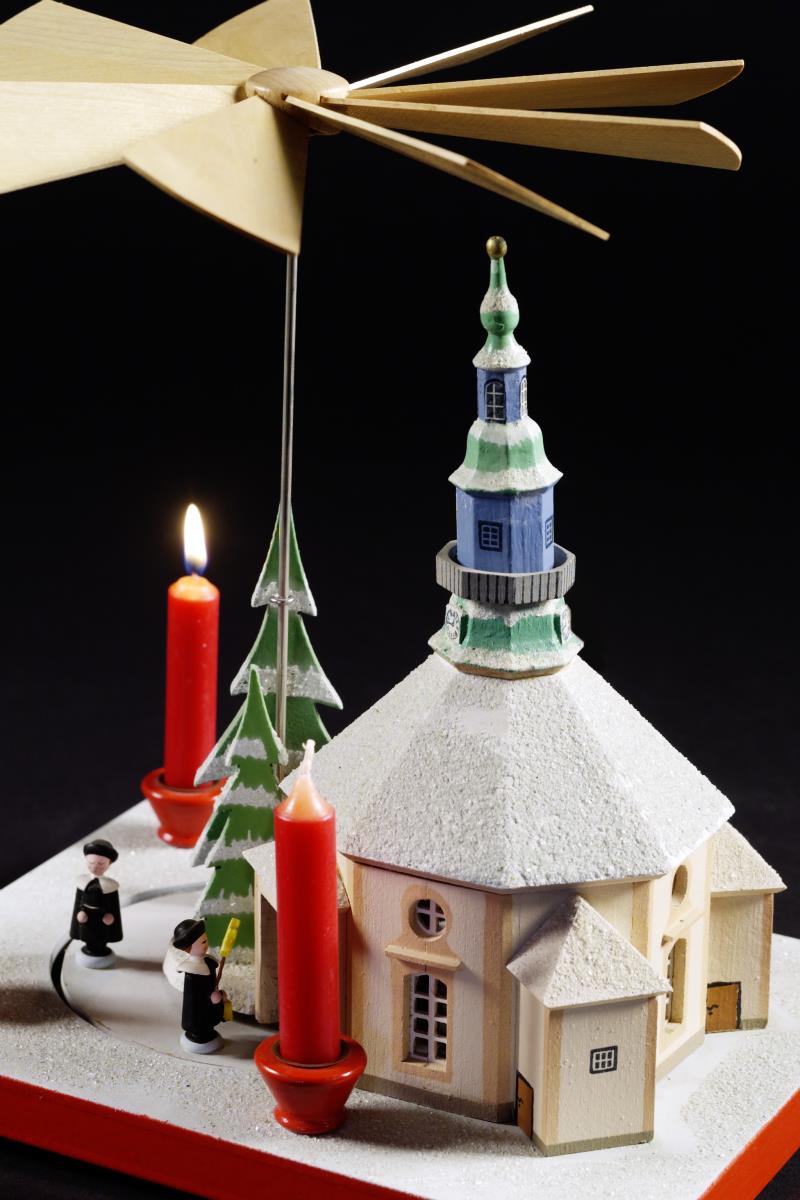 [Weihnachtspyramide mit Seiffener Kirche]