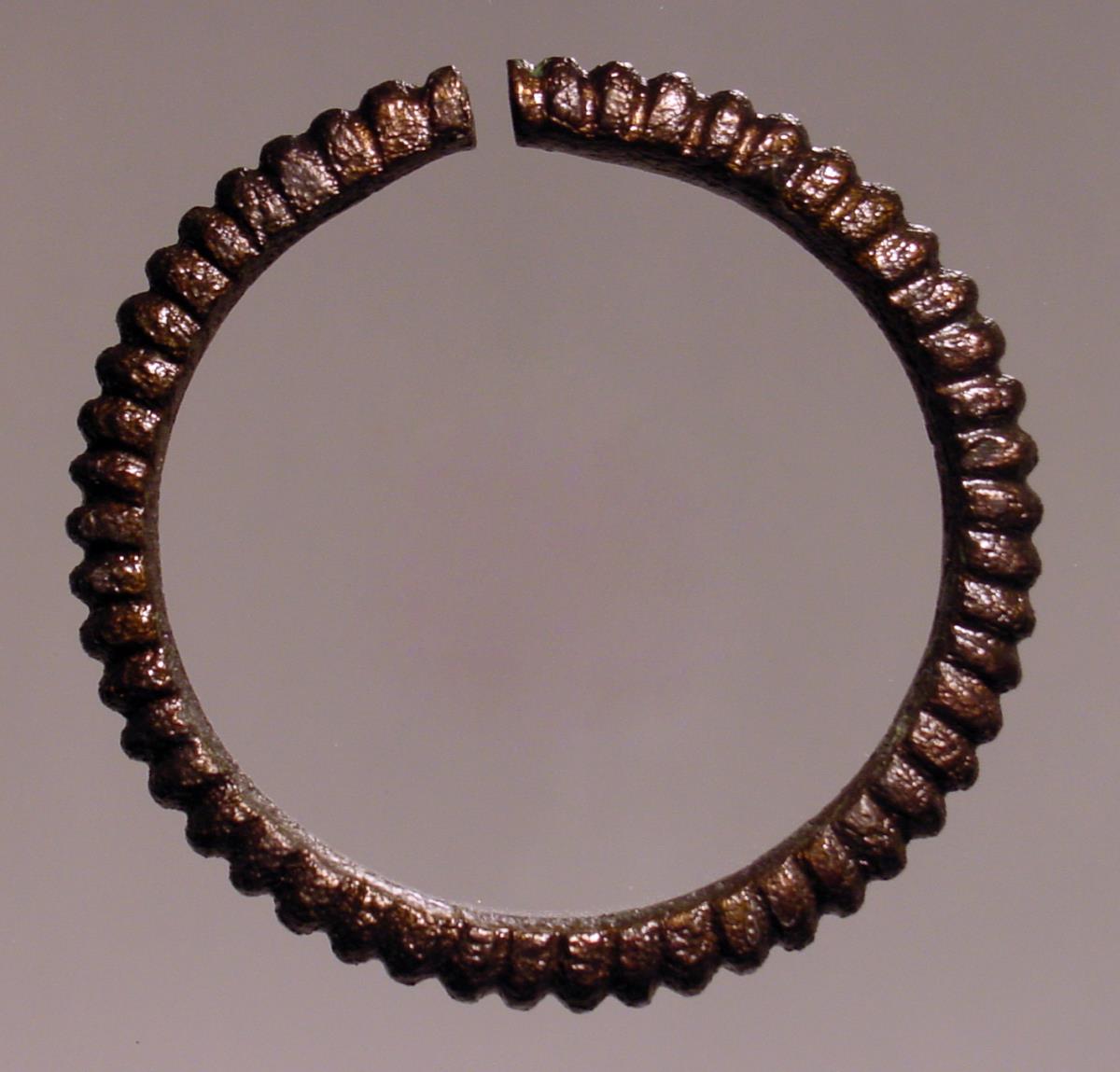 Ring, mit Buckeln verziert