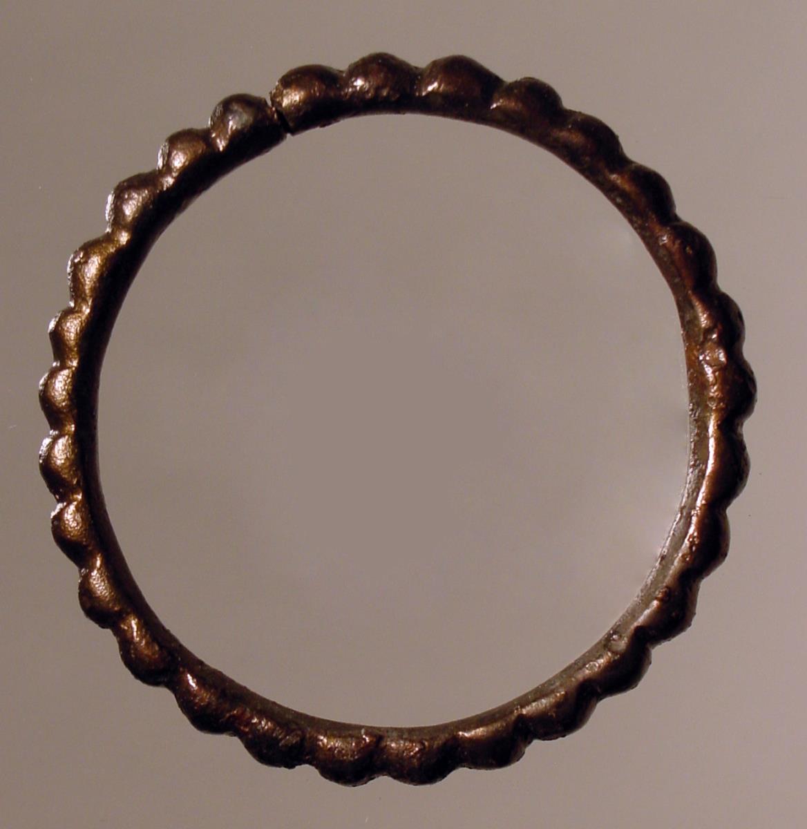Ring, mit Buckeln verziert