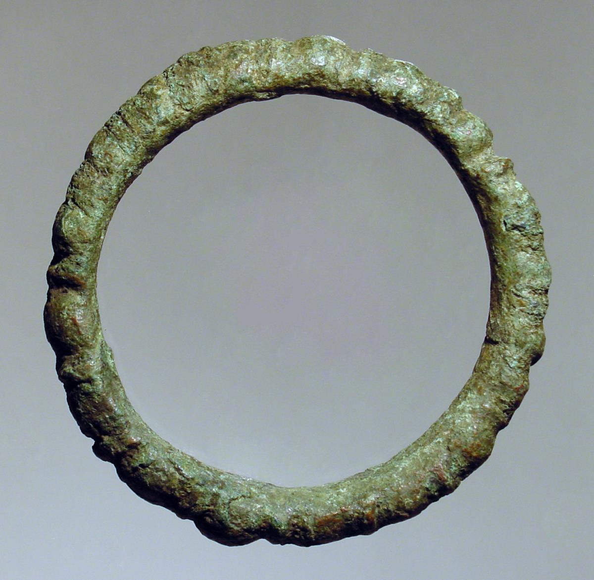 Ring, mit Buckeln verziert