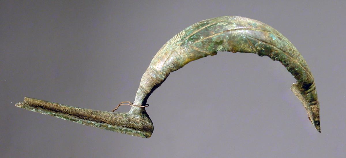 Fibel mit geometrischen Strichverzierungen